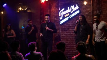 Scène de stand-up comedy avec comédiens et public