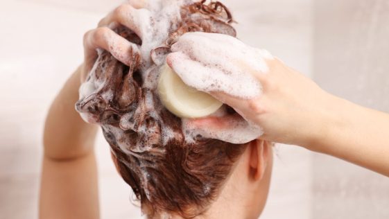 se laver les cheveux