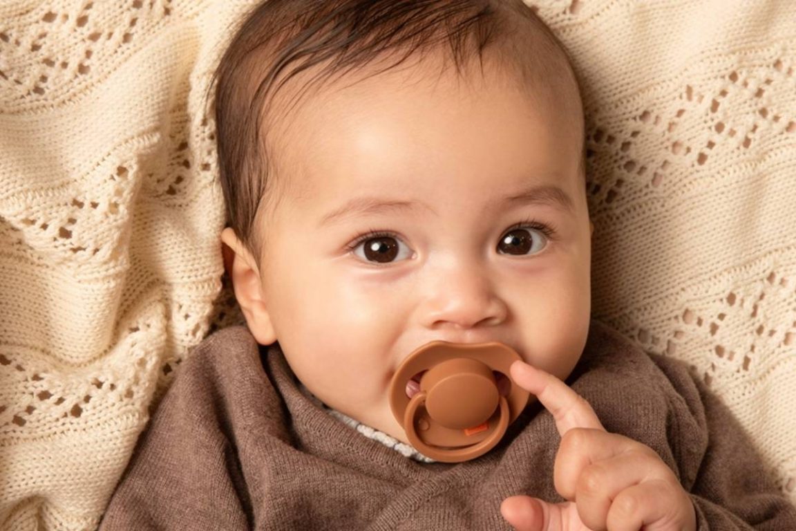 bébé avec tétine dans la bouche