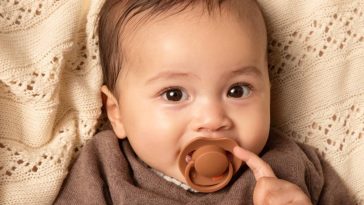 bébé avec tétine dans la bouche