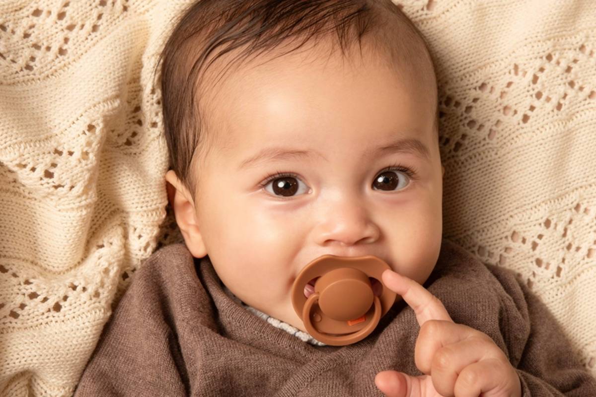 bébé avec tétine dans la bouche