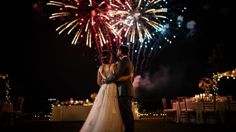 jeune mariés regardant feu d'artifice pendant leur mariage