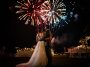 jeune mariés regardant feu d'artifice pendant leur mariage