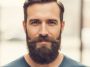 homme avec une barbe bien entretenue