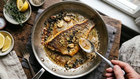 découvrez comment préparer un black bass à la poêle avec une cuisson parfaite côté peau, sublimé par un beurre noisette et des accompagnements savoureux pour un plat gourmand et raffiné.