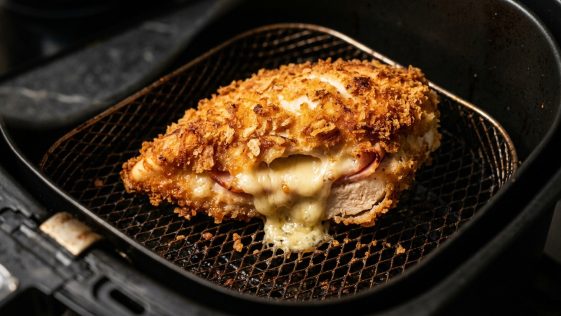 découvrez la température idéale et le temps de cuisson parfait pour un cordon bleu croustillant à l'air fryer, sans risque d'éclater.