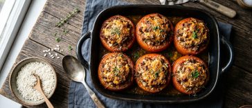 découvrez comment cuire parfaitement vos tomates farcies au four ou en cocotte, avec les temps de cuisson idéaux et des astuces pour qu'elles restent entières et savoureuses.
