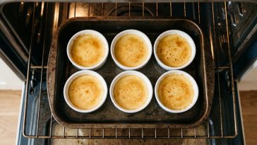 découvrez le secret des œufs au lait à l'ancienne avec une texture ferme parfaite grâce au bon ratio lait/œuf et la cuisson au bain-marie. une recette traditionnelle simple et savoureuse.