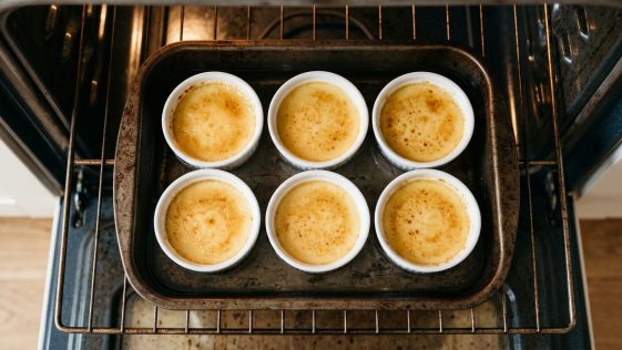 découvrez le secret des œufs au lait à l'ancienne avec une texture ferme parfaite grâce au bon ratio lait/œuf et la cuisson au bain-marie. une recette traditionnelle simple et savoureuse.