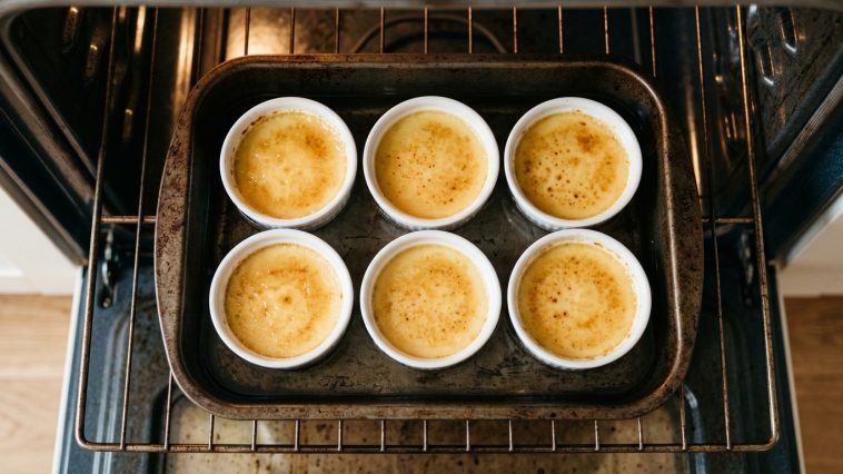 découvrez le secret des œufs au lait à l'ancienne avec une texture ferme parfaite grâce au bon ratio lait/œuf et la cuisson au bain-marie. une recette traditionnelle simple et savoureuse.
