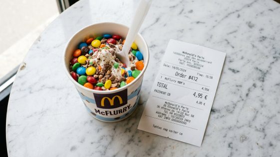 découvrez le prix des glaces mcdonald's en 2026 : mcflurry, cônes, sundaes, avec un tableau complet pour comparer toutes les saveurs et formats.