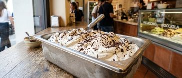 découvrez tout sur la stracciatella : fromage crémeux, glace italienne ou soupe traditionnelle. apprenez à différencier ces trois plats délicieux qui partagent le même nom.