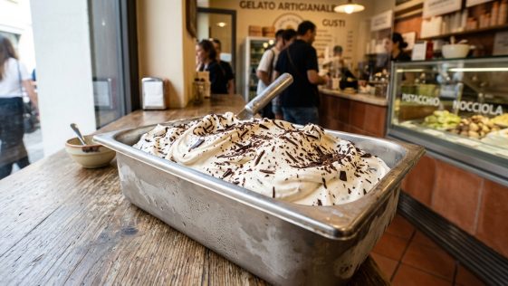 découvrez tout sur la stracciatella : fromage crémeux, glace italienne ou soupe traditionnelle. apprenez à différencier ces trois plats délicieux qui partagent le même nom.