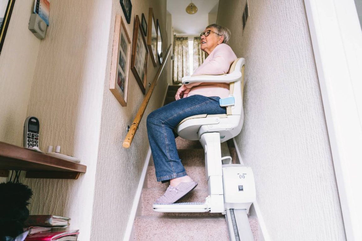 femme agée sur un monte escalier