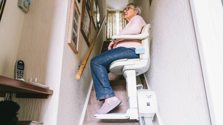 femme agée sur un monte escalier