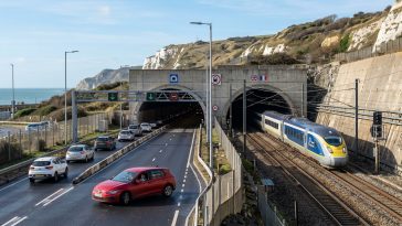 découvrez tout ce qu'il faut savoir avant de traverser le tunnel sous la manche en voiture ou en train : tarifs, durée du trajet, conseils pratiques et astuces pour un voyage réussi.