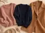 Pull rose, gilet bleu marine et manteau caramel pour l’automne-hiver