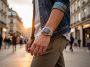 jeune homme portant une montre Guess au poignet